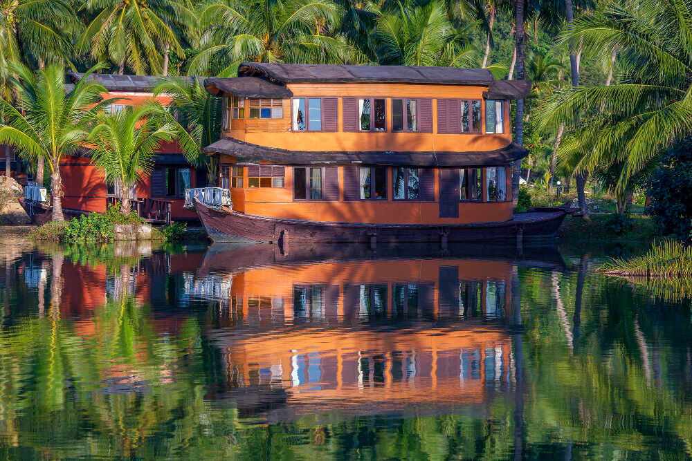 luxury houseboat Alleppey